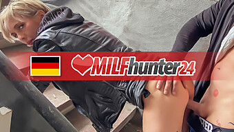 Kevin在milfhunter24.Com上与成熟的vicky的公开遭遇和面部射精