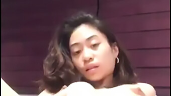 Video Masturbasi Solo Dengan Jari Yang Dalam Dan Orgasme Yang Intens.