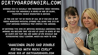 Nikki Curly Hengir Seg Til Ekstrem Nytelse Med En Stor Dildo Og Doble Never.