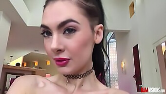 Marley Brinx Muda Bersiap-Siap Untuk Aksi Anal Yang Intens