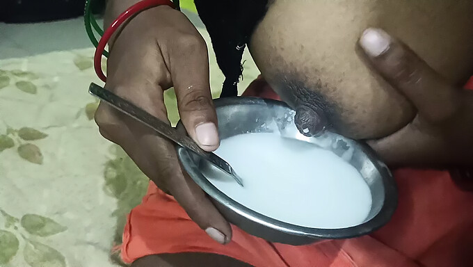 Show de leche de Nina - Esposa india recibe comida de coño