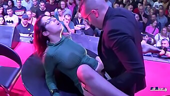 Zenda Sexy montre ses gros seins naturels en public avec Jotade