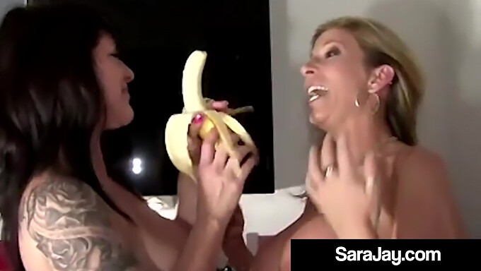 Sara Jay e Daisy Rock desfrutam de um encontro lésbico apaixonado, com ênfase em seios grandes e brincadeiras com o cu