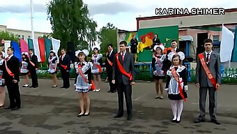 Russische Tienerdanser Pronkt Met Haar Vaardigheden In Schooldansprestaties