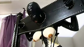 جمال النساء اللواتي يرتدين اللاتكس يستمتعن بالجنس السحاقي Bdsm