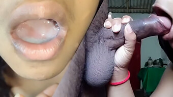 Ein Srilankischer Teenager Gibt Einen Deepthroat-Blowjob Und Schluckt Sperma