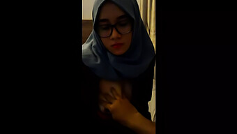 Indonesian Hijab Girl Gives A Fourth Helping Of Oral Pleasure