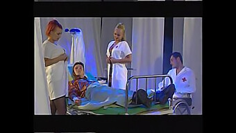 Perverzna Uniforma Medicinske Sestre In Analna Igra V Videoposnetku, Ki Je Tematiziran V Bolnišnici