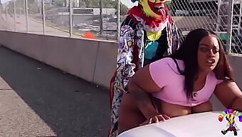 ¡gibby, El Payaso Se Involucra En Sexo Hardcore Con Una Mujer Curvilínea En Una Carretera Popular En Atlanta! ¡no Te Pierdas Esta Escena Caliente!