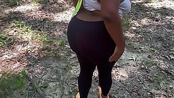 Ação Sem Camisinha Com Uma Mulher De Bunda Grande Linda Na Floresta